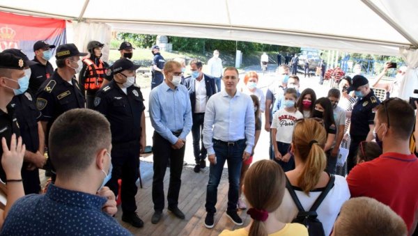 МУП ЈЕ ВЕЛИКА ПОРОДИЦА: Стефановић са децом страдалих припадника полиције МУП ЈЕ ВЕЛИКА ПОРОДИЦА: Стефановић са децом страдалих припадника полиције