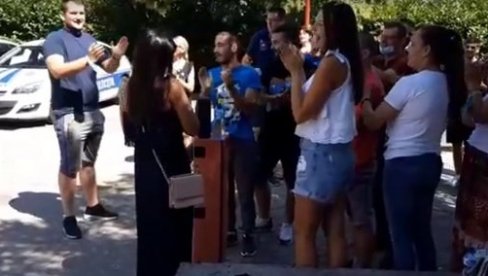 ЈЕЛЕНА НА СЛОБОДИ: Хероина (18) која је приведена јер је носила крст на литији изашла из притвора (ВИДЕО) ЈЕЛЕНА НА СЛОБОДИ: Хероина (18) која је приведена јер је носила крст на литији изашла из притвора (ВИДЕО)