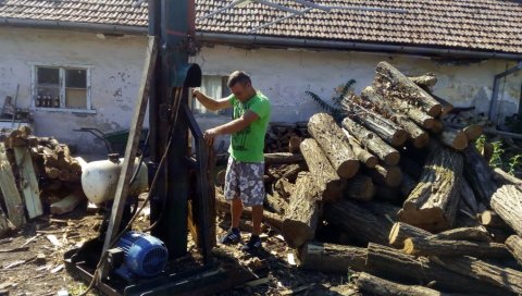 ЛЕГАЛАН КУБИК ДО 6.500 ДИНАРА: На захтев власника стоваришта, власти у Сомбору зауставиле продају дрва на улицама ЛЕГАЛАН КУБИК ДО 6.500 ДИНАРА: На захтев власника стоваришта, власти у Сомбору зауставиле продају дрва на улицама