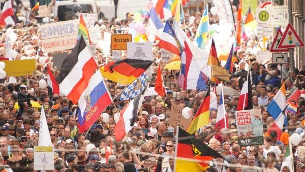 ПУТИН, ПУТИН! На протестима у Берлину скандирали име руског председника - објашњење окупљених ће вас тек одушевити (ВИДЕО) ПУТИН, ПУТИН! На протестима у Берлину скандирали име руског председника - објашњење окупљених ће вас тек одушевити (ВИДЕО)