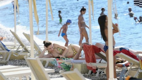 NEMA SPASA ZA SEZONU U CRNOJ GORI: Cene prepolovljene, plaže i dalje prazne - reporteri Novosti na Crnogorskom primorju NEMA SPASA ZA SEZONU U CRNOJ GORI: Cene prepolovljene, plaže i dalje prazne - reporteri Novosti na Crnogorskom primorju