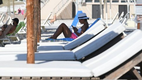 ЦРНА ГОРА МЕСТО ЗА ЕЛИТНИ ТУРИЗАМ? Списак забрањених ствари на једној плажи шокирао посетиоце (ФОТО) ЦРНА ГОРА МЕСТО ЗА ЕЛИТНИ ТУРИЗАМ? Списак забрањених ствари на једној плажи шокирао посетиоце (ФОТО)