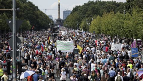 ПРИВЕДЕНО НАЈМАЊЕ СТОТИНУ ДЕМОНСТРАНАТА У БЕРЛИНУ: Већина у подручју где се налази Амбасада Русије! ПРИВЕДЕНО НАЈМАЊЕ СТОТИНУ ДЕМОНСТРАНАТА У БЕРЛИНУ: Већина у подручју где се налази Амбасада Русије!