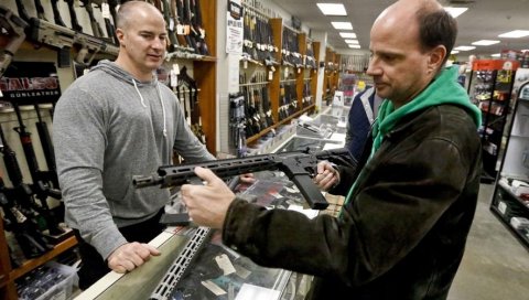 АМЕРИКАНЦИ КУПУЈУ МИЛИОНЕ ПИШТОЉА: Велики немири на улицама Сједињених Држава најављују врелу јесен АМЕРИКАНЦИ КУПУЈУ МИЛИОНЕ ПИШТОЉА: Велики немири на улицама Сједињених Држава најављују врелу јесен