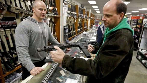 ИЗБОРИ КАО НУКЛЕАРНИ РАТ: Американци купују пушке, складиште храну, тоалет папир, гориво и кеш ИЗБОРИ КАО НУКЛЕАРНИ РАТ: Американци купују пушке, складиште храну, тоалет папир, гориво и кеш