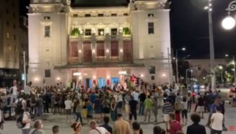 ОПЕРСКЕ АРИЈЕ УТИШАЛЕ ГРАД: Испред народног позоришта одржани необични наступи, балкон театра као импровизована позорница ОПЕРСКЕ АРИЈЕ УТИШАЛЕ ГРАД: Испред народног позоришта одржани необични наступи, балкон театра као импровизована позорница