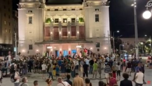 ОПЕРСКЕ АРИЈЕ УТИШАЛЕ ГРАД: Испред народног позоришта одржани необични наступи, балкон театра као импровизована позорница ОПЕРСКЕ АРИЈЕ УТИШАЛЕ ГРАД: Испред народног позоришта одржани необични наступи, балкон театра као импровизована позорница