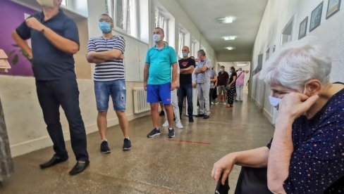 ОБЈАВЉЕНИ КОНАЧНИ ПОДАЦИ О ИЗЛАЗНОСТИ: Ево колико људи је гласало на изборима у Црној Гори ОБЈАВЉЕНИ КОНАЧНИ ПОДАЦИ О ИЗЛАЗНОСТИ: Ево колико људи је гласало на изборима у Црној Гори
