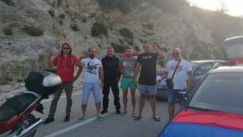 ТРЕБИЊЦИ БЛОКИРАЛИ ПУТ КА ЦРНОЈ ГОРИ: Не дамо да брука иде из Херцеговине ТРЕБИЊЦИ БЛОКИРАЛИ ПУТ КА ЦРНОЈ ГОРИ: Не дамо да брука иде из Херцеговине