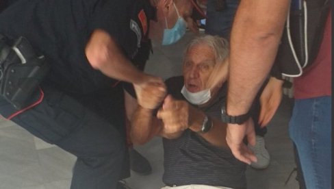 “UKRALI STE MI GLAS, OVO MI JE POSLEDNJE GLASANJE!”: Policajci starca (80) vukli po podu i odveli sa biračkog mesta “UKRALI STE MI GLAS, OVO MI JE POSLEDNJE GLASANJE!”: Policajci starca (80) vukli po podu i odveli sa biračkog mesta