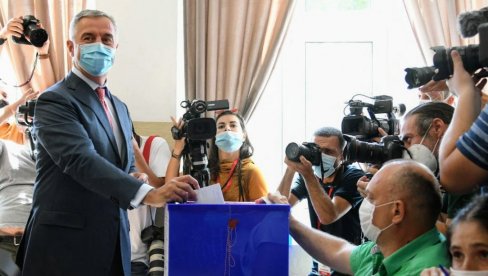 MILO I NA DAN IZBORA KRIVI SRBIJU: Skandalozna izjava Đukanovića (FOTO/VIDEO) MILO I NA DAN IZBORA KRIVI SRBIJU: Skandalozna izjava Đukanovića (FOTO/VIDEO)