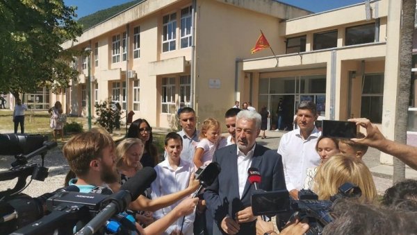 ИДЕМО ПО НОВОМ, НЕЋУ ПРЕКО РЕДА! Кривокапић својим гестом изненадио све на бирачком месту у Бијелој (ВИДЕО) ИДЕМО ПО НОВОМ, НЕЋУ ПРЕКО РЕДА! Кривокапић својим гестом изненадио све на бирачком месту у Бијелој (ВИДЕО)