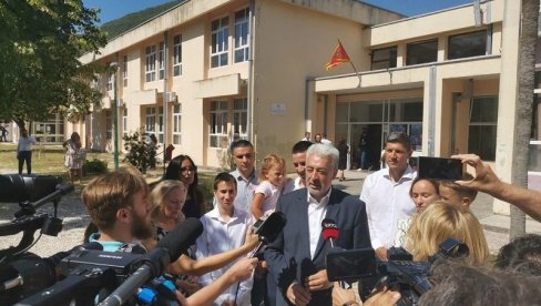 ИДЕМО ПО НОВОМ, НЕЋУ ПРЕКО РЕДА! Кривокапић својим гестом изненадио све на бирачком месту у Бијелој (ВИДЕО) ИДЕМО ПО НОВОМ, НЕЋУ ПРЕКО РЕДА! Кривокапић својим гестом изненадио све на бирачком месту у Бијелој (ВИДЕО)