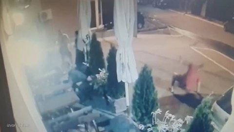 ШОКАНТАН СНИМАК ИЗ БЕОГРАДСКОГ КАФИЋА: Помахнитали мушкарац са пиштољем направио хаос - гости се панично разбежали! (ВИДЕО) ШОКАНТАН СНИМАК ИЗ БЕОГРАДСКОГ КАФИЋА: Помахнитали мушкарац са пиштољем направио хаос - гости се панично разбежали! (ВИДЕО)