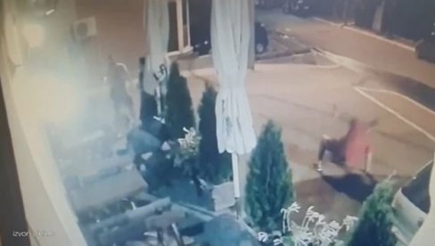 ШОКАНТАН СНИМАК ИЗ БЕОГРАДСКОГ КАФИЋА: Помахнитали мушкарац са пиштољем направио хаос - гости се панично разбежали! (ВИДЕО) ШОКАНТАН СНИМАК ИЗ БЕОГРАДСКОГ КАФИЋА: Помахнитали мушкарац са пиштољем направио хаос - гости се панично разбежали! (ВИДЕО)