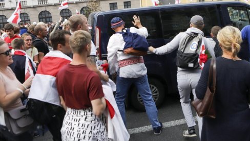 НА ПРОТЕСТИМА У МИНСКУ: Ухапшено неколико демонстраната НА ПРОТЕСТИМА У МИНСКУ: Ухапшено неколико демонстраната