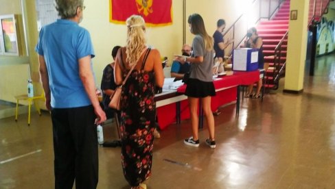 PRIZNAO DA MU JE PLAĆENO 200 EVRA ZA GLASANJE: Incident u Gubavču, biraču iz inostranstva dat novac za putne troškove PRIZNAO DA MU JE PLAĆENO 200 EVRA ZA GLASANJE: Incident u Gubavču, biraču iz inostranstva dat novac za putne troškove
