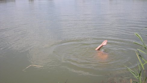 БРАТ ПОКУШАО ДА ИЗВУЧЕ ГОРАНА, АЛИ ГА ЈЕ ВОДА ПОВУКЛА: Детаљи утапања младића (19) на дивљем купалишту код Новог Кнежевца БРАТ ПОКУШАО ДА ИЗВУЧЕ ГОРАНА, АЛИ ГА ЈЕ ВОДА ПОВУКЛА: Детаљи утапања младића (19) на дивљем купалишту код Новог Кнежевца