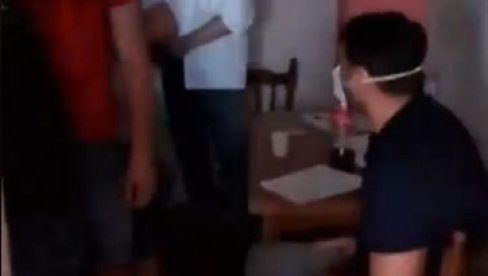 УХВАЋЕНИ НА ДЕЛУ: Грађани упали у изборни штаб ДПС-а и згрозили се кад су видели шта се ради (ВИДЕО) УХВАЋЕНИ НА ДЕЛУ: Грађани упали у изборни штаб ДПС-а и згрозили се кад су видели шта се ради (ВИДЕО)