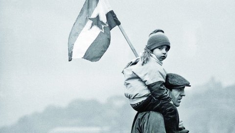 КАКО ЈЕ БРИСАНА ЦРВЕНА ПЕТОКРАКА: Покушај чланова Комисије за предлог Устава СФРЈ да промене државне симболе Југославије КАКО ЈЕ БРИСАНА ЦРВЕНА ПЕТОКРАКА: Покушај чланова Комисије за предлог Устава СФРЈ да промене државне симболе Југославије