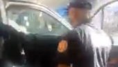SNIMAK HAPŠENJA U PLJEVLJIMA: Stani da te snimim, da znamo ko privodi! (VIDEO) SNIMAK HAPŠENJA U PLJEVLJIMA: Stani da te snimim, da znamo ko privodi! (VIDEO)