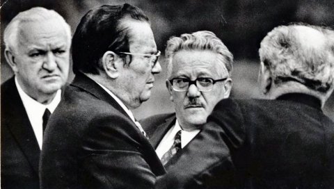 ДУХ УСТАВА ИЗ 1974. СРУШИО ДРЖАВУ: Економски развој земље засенили су национални програми републичких и покрајинских елита ДУХ УСТАВА ИЗ 1974. СРУШИО ДРЖАВУ: Економски развој земље засенили су национални програми републичких и покрајинских елита
