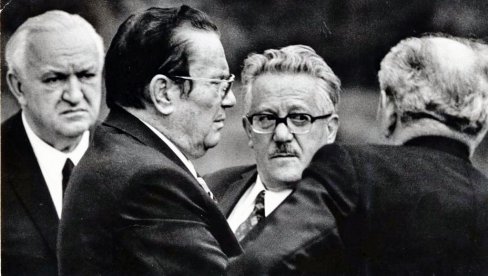 DUH USTAVA IZ 1974. SRUŠIO DRŽAVU: Ekonomski razvoj zemlje zasenili su nacionalni programi republičkih i pokrajinskih elita DUH USTAVA IZ 1974. SRUŠIO DRŽAVU: Ekonomski razvoj zemlje zasenili su nacionalni programi republičkih i pokrajinskih elita