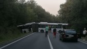 UDES NA IBARSKOJ: Autobus se zaneo i sleteo sa puta, zastoj kod Lipovice UDES NA IBARSKOJ: Autobus se zaneo i sleteo sa puta, zastoj kod Lipovice