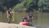 МОРАВА САКРИЛА ТЕЛО: Две екипе ронилаца још трагају за утопљеником Драгим Младеновићем МОРАВА САКРИЛА ТЕЛО: Две екипе ронилаца још трагају за утопљеником Драгим Младеновићем