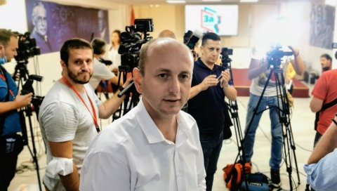 УМАЛО ТУЧА НА ЛЕТУ ПОДГОРИЦА-БЕОГРАД: Рукометаши Црне Горе вређали Кнежевића УМАЛО ТУЧА НА ЛЕТУ ПОДГОРИЦА-БЕОГРАД: Рукометаши Црне Горе вређали Кнежевића