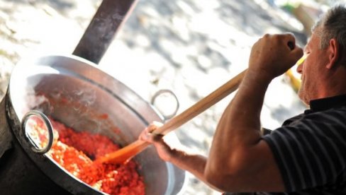 LESKOVAČKI AJVAR BREND ZA SVET: Stevica Marković (47) iz Brestovca kod Leskovca proizvodi zimnicu sa geografskim poreklom LESKOVAČKI AJVAR BREND ZA SVET: Stevica Marković (47) iz Brestovca kod Leskovca proizvodi zimnicu sa geografskim poreklom