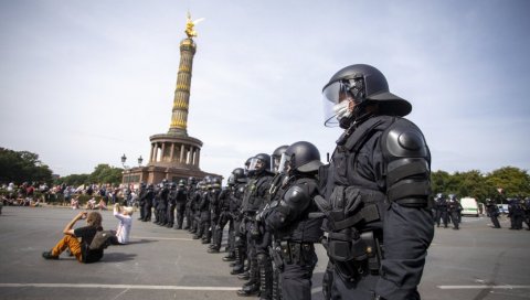 ДА ЛИ ПРОТЕСТУЈУ ДЕСНИЧАРИ ИЛИ АНТИКОРОНАШИ: Конфузија после другог великог протеста у Берлину против маски ДА ЛИ ПРОТЕСТУЈУ ДЕСНИЧАРИ ИЛИ АНТИКОРОНАШИ: Конфузија после другог великог протеста у Берлину против маски