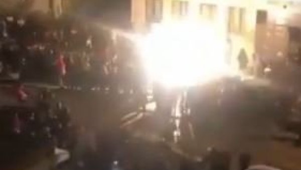 БЕРАНЕ И ЦРНА ГОРА СЛАВЕ! Грађани на улицама, песма одјекује целом земљом (ВИДЕО) БЕРАНЕ И ЦРНА ГОРА СЛАВЕ! Грађани на улицама, песма одјекује целом земљом (ВИДЕО)