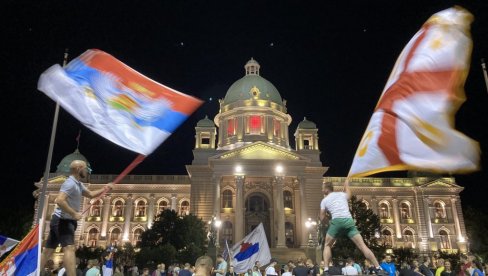 БЕОГРАД СЛАВИ ПАД МИЛА ЂУКАНОВИЋА! Вијоре се заставе и одјекује песма испред Скупштине! (ВИДЕО) БЕОГРАД СЛАВИ ПАД МИЛА ЂУКАНОВИЋА! Вијоре се заставе и одјекује песма испред Скупштине! (ВИДЕО)