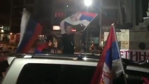 КОСОВСКА МИТРОВИЦА СЛАВИ МИЛОВ ПАД: Свуда се вијоре тробојке, закрчене улице (ВИДЕО) КОСОВСКА МИТРОВИЦА СЛАВИ МИЛОВ ПАД: Свуда се вијоре тробојке, закрчене улице (ВИДЕО)