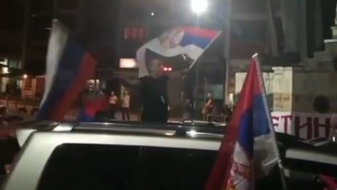 KOSOVSKA MITROVICA SLAVI MILOV PAD: Svuda se vijore trobojke, zakrčene ulice (VIDEO) KOSOVSKA MITROVICA SLAVI MILOV PAD: Svuda se vijore trobojke, zakrčene ulice (VIDEO)