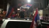 KOSOVSKA MITROVICA SLAVI MILOV PAD: Svuda se vijore trobojke, zakrčene ulice (VIDEO) KOSOVSKA MITROVICA SLAVI MILOV PAD: Svuda se vijore trobojke, zakrčene ulice (VIDEO)