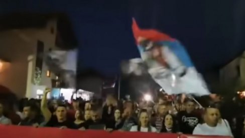 OPOZICIJA RAZORILA MILA U PLJEVLJIMA: Narod slavi na ulicama, uhapšeni Leković i dalje u pritvoru OPOZICIJA RAZORILA MILA U PLJEVLJIMA: Narod slavi na ulicama, uhapšeni Leković i dalje u pritvoru