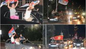 PODGORICA SLAVI POBEDU: Trobojke, pesma i bakljada na ulicama Crne Gore! (FOTO/VIDEO) PODGORICA SLAVI POBEDU: Trobojke, pesma i bakljada na ulicama Crne Gore! (FOTO/VIDEO)