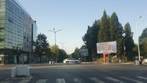 ПОЛИЦИЈА ОКО ДРЖАВНИХ ИНСТИТУЦИЈА: Одблокиране улице у Подгорици ПОЛИЦИЈА ОКО ДРЖАВНИХ ИНСТИТУЦИЈА: Одблокиране улице у Подгорици