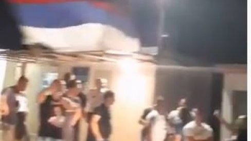 МИЛОВ ПОРАЗ СЛАВИО СЕ И У ГРЧКОЈ: Вијориле се српске тробојке (ВИДЕО) МИЛОВ ПОРАЗ СЛАВИО СЕ И У ГРЧКОЈ: Вијориле се српске тробојке (ВИДЕО)