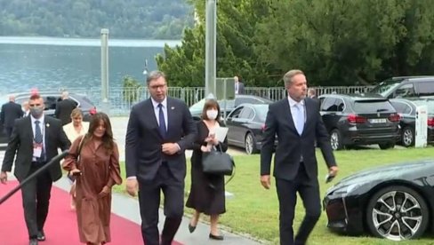 POČEO STRATEŠKI FORUM NA BLEDU: Vučić jedan od glavnih govornika (FOTO) POČEO STRATEŠKI FORUM NA BLEDU: Vučić jedan od glavnih govornika (FOTO)