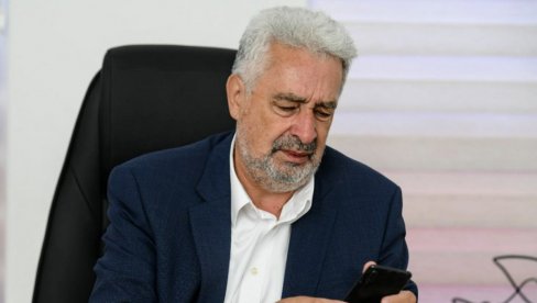 ВЛАДА ИЗМЕЂУ ПОМИРЕЊА И СМЕНЕ: Има ли излаза у атмосфери нараслих тензија у владајућој већини у Црној Гори ВЛАДА ИЗМЕЂУ ПОМИРЕЊА И СМЕНЕ: Има ли излаза у атмосфери нараслих тензија у владајућој већини у Црној Гори