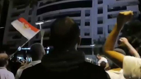 NAROD POD PROZOROM DIREKTORA POLICIJE: Okupili se i zapevali: ,,Izađi mala, izađi bar na čas, hoću da te vidim (VIDEO) NAROD POD PROZOROM DIREKTORA POLICIJE: Okupili se i zapevali: ,,Izađi mala, izađi bar na čas, hoću da te vidim (VIDEO)