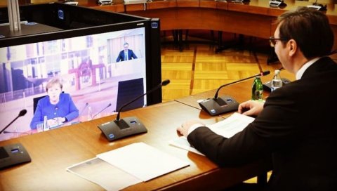 ВУЧИЋ РАЗГОВАРАО СА МЕРКЕЛ: Захвалан сам канцеларки на подршци економском и политичком развоју Србије (ФОТО) ВУЧИЋ РАЗГОВАРАО СА МЕРКЕЛ: Захвалан сам канцеларки на подршци економском и политичком развоју Србије (ФОТО)