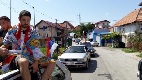 НЕЗАПАМЋЕНО СЛАВЉЕ У ПЉЕВЉИМА: Више стотина аутомобила са заставама и укљученим сиренама крстарило градом (ВИДЕО) НЕЗАПАМЋЕНО СЛАВЉЕ У ПЉЕВЉИМА: Више стотина аутомобила са заставама и укљученим сиренама крстарило градом (ВИДЕО)
