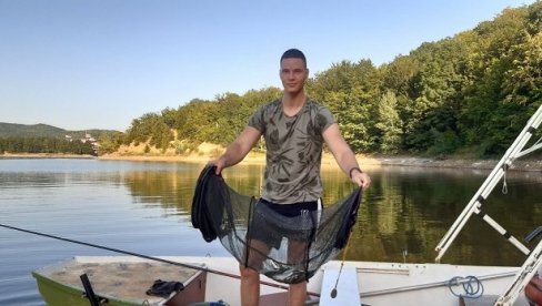 НЕВЕРОВАТАН УЛОВ НА БОРСКОМ ЈЕЗЕРУ: Марку и Небојши мрежа се напунила за трен ока (ВИДЕО) НЕВЕРОВАТАН УЛОВ НА БОРСКОМ ЈЕЗЕРУ: Марку и Небојши мрежа се напунила за трен ока (ВИДЕО)