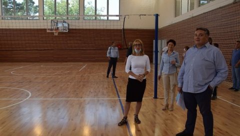 ФИСКУЛТУРА У НОВОЈ САЛИ: После три деценије, средњошколци у Свилајнцу добијају простор за физичко ФИСКУЛТУРА У НОВОЈ САЛИ: После три деценије, средњошколци у Свилајнцу добијају простор за физичко