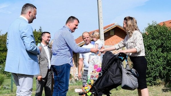 РЕЉИЋИ У НОВОМ ДОМУ У ЛЕДИНЦИМА: Почела испорука грађевинског материјала избеглим породицама које живе у Војводини РЕЉИЋИ У НОВОМ ДОМУ У ЛЕДИНЦИМА: Почела испорука грађевинског материјала избеглим породицама које живе у Војводини