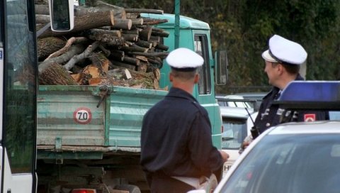 ЗА 200 КМ ДОЗВОЛИЛИ КРИЈУМЧАРЕЊЕ ДРВА: МУП Републике Српске поднео пријаве против полицајаца због примања мита ЗА 200 КМ ДОЗВОЛИЛИ КРИЈУМЧАРЕЊЕ ДРВА: МУП Републике Српске поднео пријаве против полицајаца због примања мита